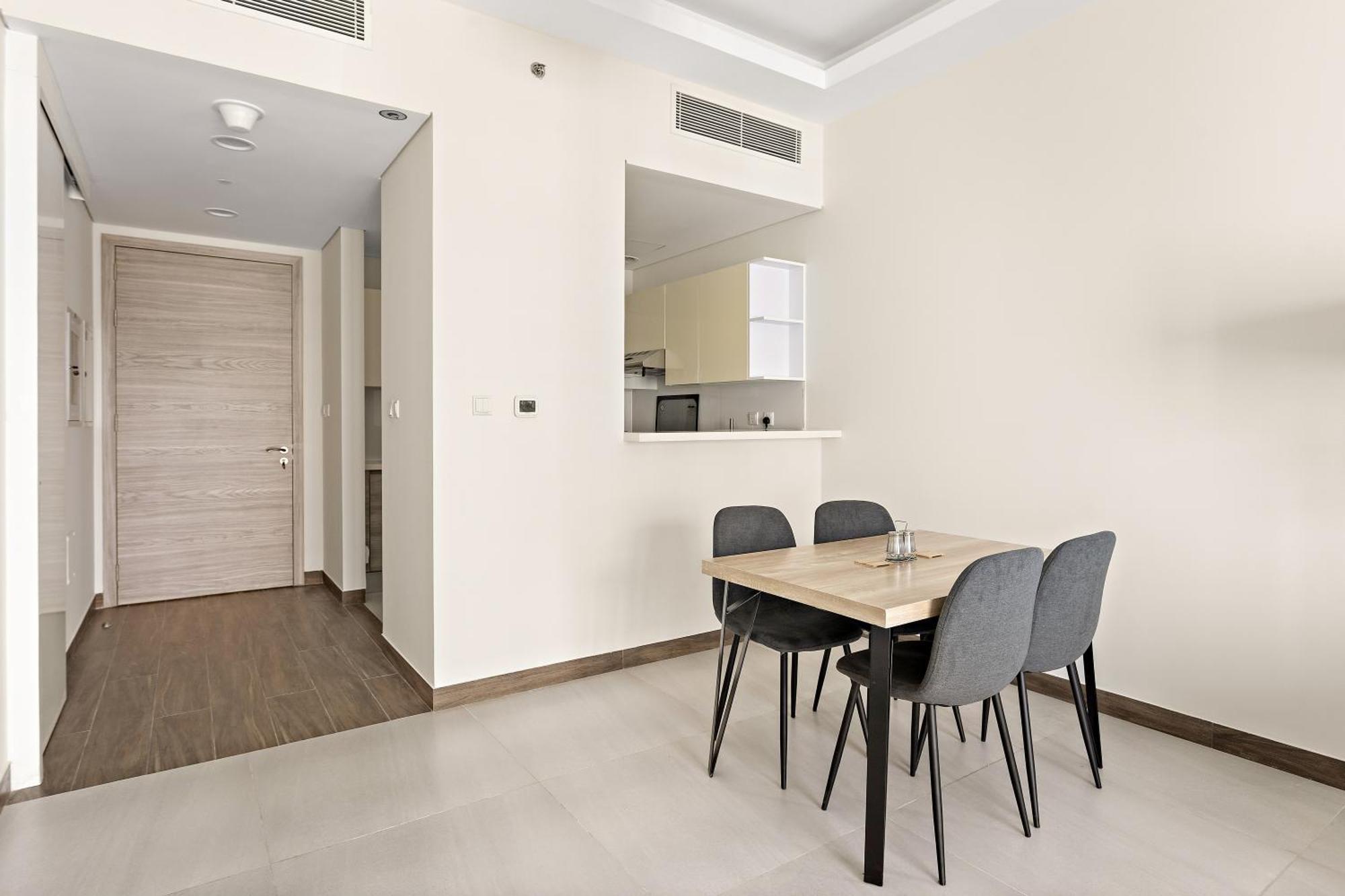Canal View 1br W Spa, Sauna, Pool & Gym Dubai