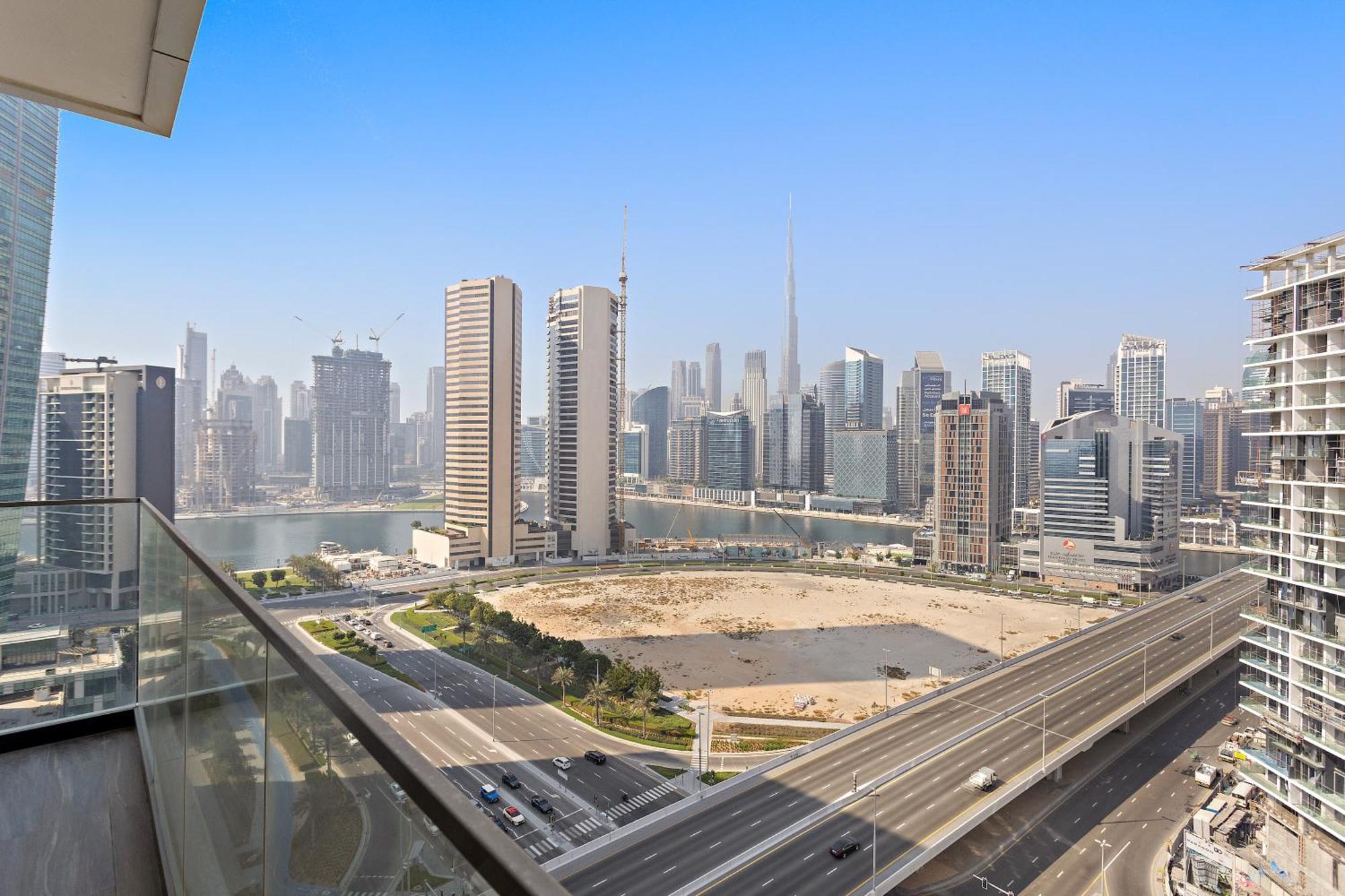 Canal View 1br W Spa, Sauna, Pool & Gym * Dubai